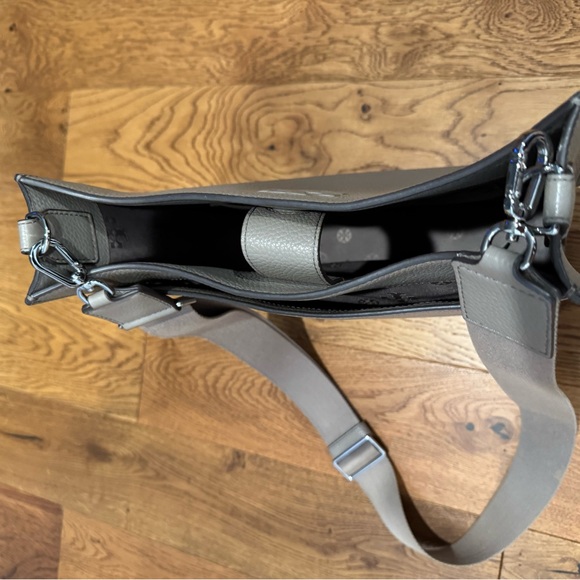 Tory Burch Thea Shoulder Bag. Great condition. - Picture 3 of 4